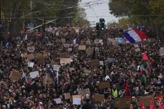 Francúzskom otriasajú protesty, odbory hlásia 800-tisíc ľudí, v Paríži potýčky s políciou