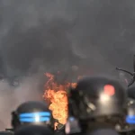 Francúzskom otriasli celonárodné protesty, násilnosti a zrážky s políciou