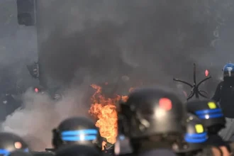 Francúzskom otriasli celonárodné protesty, násilnosti a zrážky s políciou