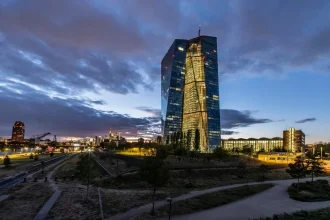 Francúzsky deficit otriasol eurom. Nervozita môže položiť Slovensko