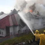 Hasiči v južnej Kalifornii pokračujú v boji s požiarom