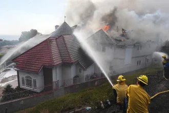 Hasiči v južnej Kalifornii pokračujú v boji s požiarom