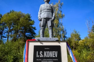 Huliak konšpiruje o Adolfovi Snehuliakovi a záhada Konevovej sochy