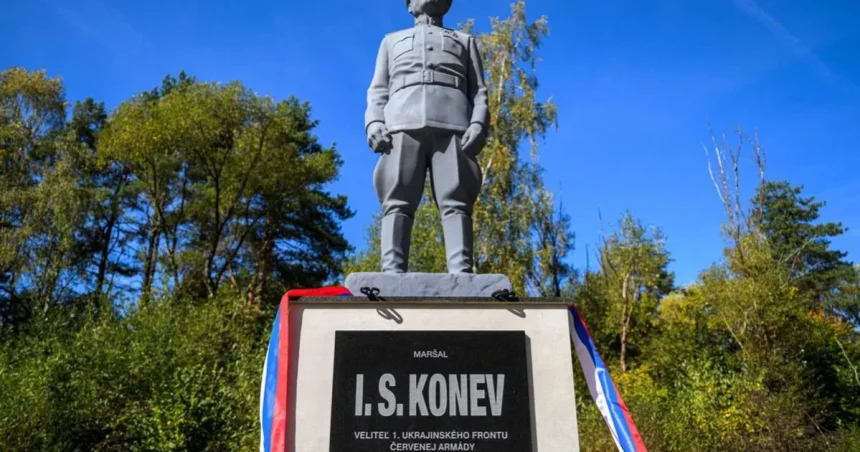 Huliak konšpiruje o Adolfovi Snehuliakovi a záhada Konevovej sochy
