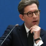 Irán rozširuje svoje útoky v Británii na vojenské ciele, uviedol šéf MI5