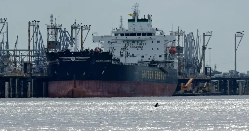 Iránske útoky poškodili tanker v Hormuzskom prielive.