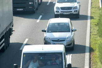 Kolóny na diaľnici D2 sa stále výrazne tiahnu