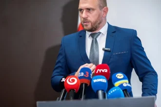 Kuffa nechce rozbíjať vládnu koalíciu, zostáva verný dohode