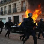 Macron neprijal demisiu ministra vnútra po násilných protestoch
