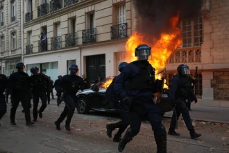 Macron neprijal demisiu ministra vnútra po násilných protestoch