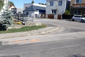 Muž ležal na križovatke, zrazilo ho auto. Polícia hľadá svedkov