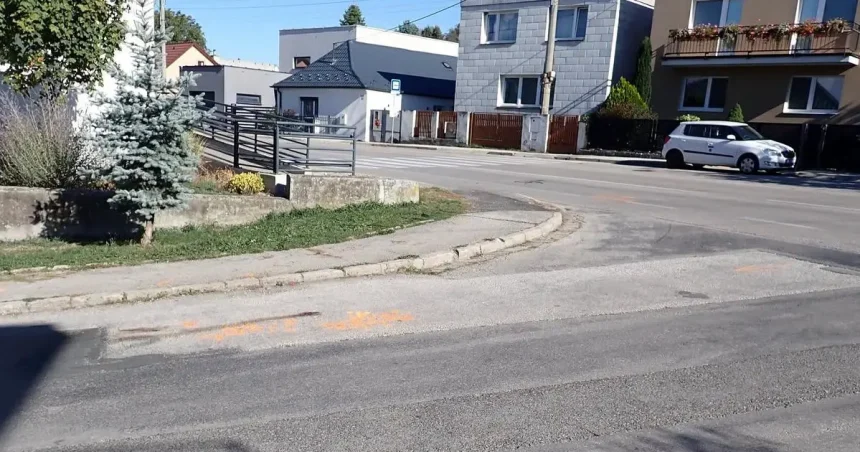 Muž ležal na križovatke, zrazilo ho auto. Polícia hľadá svedkov