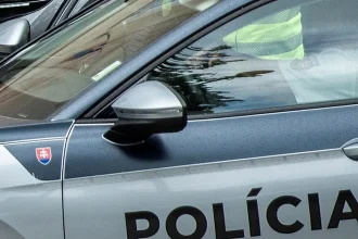Muž s nožom, ktorý strašil študentov na zastávke, skončil vo väzbe