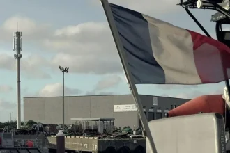 Muž strieľal na parížskom predmestí, jedna obeť a štyria zranení