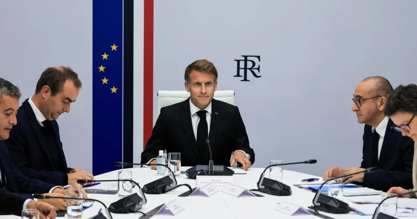 Násilie počas protestov sa podľa Macrona nedá ničím ospravedlniť