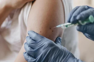 Nemocnica spúšťa očkovanie novou vakcínou proti covidu. Je účinnejšia voči novým kmeňom