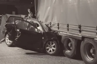 Nočná tragédia na diaľnici D2: Auto narazilo do kamióna, vodič nemal šancu