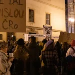 Nočné rokovanie vyvolalo protesty. Babišovi sa tlak na ČT a ČRo môže vypomstiť