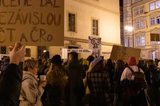 Nočné rokovanie vyvolalo protesty. Babišovi sa tlak na ČT a ČRo môže vypomstiť