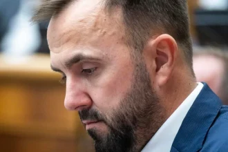 Opozícia tvrdí, že minister Kamenický výsledok rozpočtu oslavuje