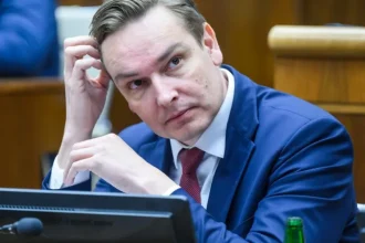 Opoziční poslanci ostro vyčítajú vládnym poslancom ich postup