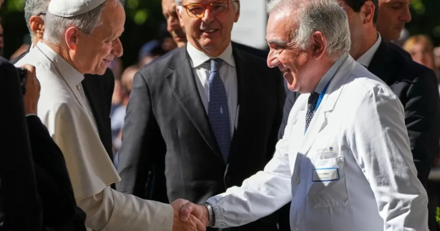 Pápež Lev XIV. strávil po operácii pľúc pokojnú noc