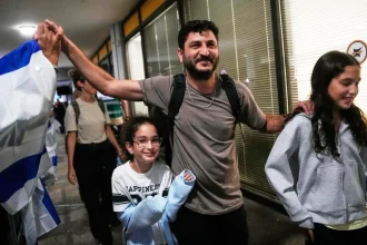 Pilotovi zviazali ruky káblami od slúchadiel. Hrdinstvo cestujúcich ocenil aj Trump