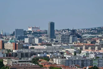 Plat primátora: Aký je základ podľa zákona a tisíce eur navyše od poslancov