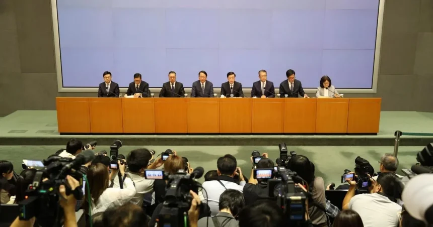 Po správe o príčinách požiaru v Hongkongu odstúpila ministerka