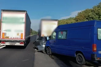 Po zrážke troch áut zasahoval vrtuľník. Diaľnica je v jednom smere neprejazdná