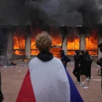 Pol milióna ľudí v uliciach a horiace budovy. Francúzsko zažilo nebývalé protesty