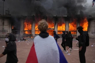 Pol milióna ľudí v uliciach a horiace budovy. Francúzsko zažilo nebývalé protesty