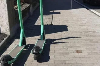 Policajti prekazili krádež zdieľaných kolobežiek, páchateľov prenasledovali a zadržali