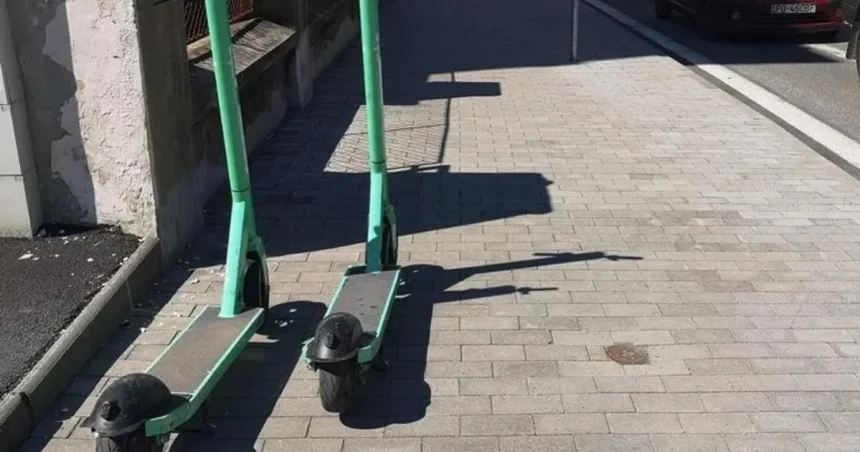 Policajti prekazili krádež zdieľaných kolobežiek, páchateľov prenasledovali a zadržali