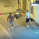 Polícia pátra po svedkoch brutálnej bitky v centre mesta, zverejnila video