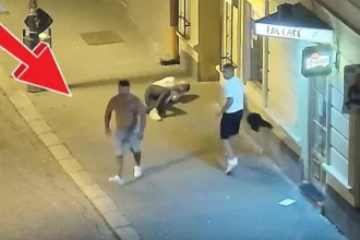 Polícia pátra po svedkoch brutálnej bitky v centre mesta, zverejnila video
