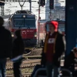Polovičná cena, no vlaky meškajú. Cestujúci: preplnené vozne a slabá spoľahlivosť