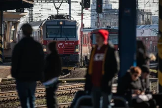 Polovičná cena, no vlaky meškajú. Cestujúci: preplnené vozne a slabá spoľahlivosť