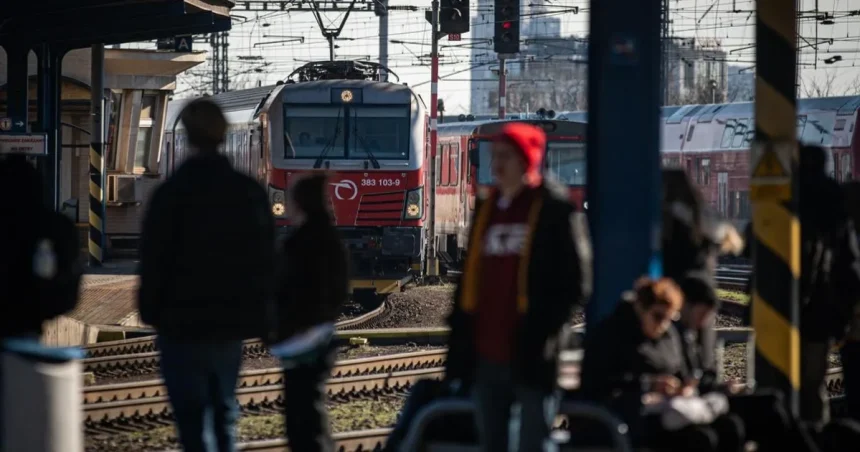 Polovičná cena, no vlaky meškajú. Cestujúci: preplnené vozne a slabá spoľahlivosť