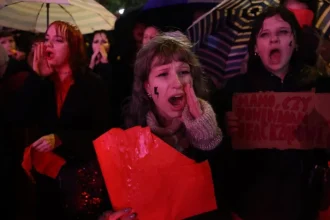 Poľské ženy opäť protestujú, Tuskovej vláde pre potraty ukazujú červenú kartu