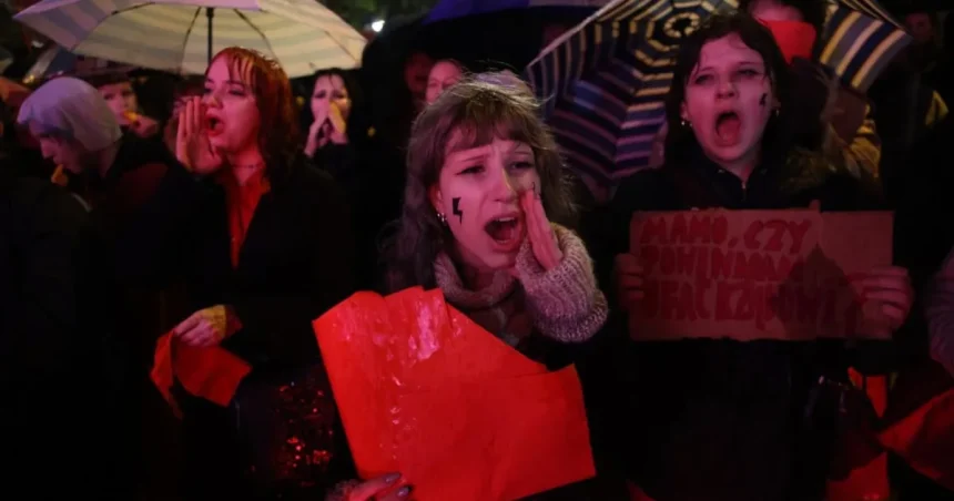 Poľské ženy opäť protestujú, Tuskovej vláde pre potraty ukazujú červenú kartu