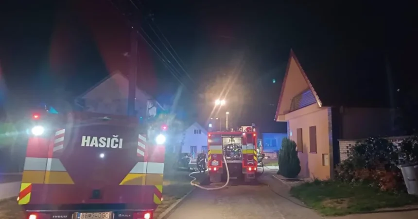 Požiar rodinného domu: zasahovali hasiči z troch okresov