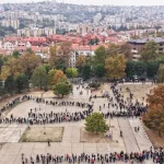 Predčasné voľby do parlamentu sprevádza vysoká volebná účasť