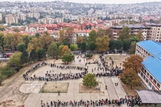 Predčasné voľby do parlamentu sprevádza vysoká volebná účasť