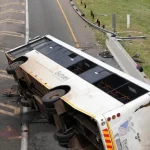 Pri havárii autobusu na juhu krajiny sa zranilo najmenej dvadsať ľudí
