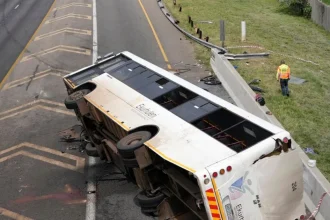 Pri havárii autobusu na juhu krajiny sa zranilo najmenej dvadsať ľudí