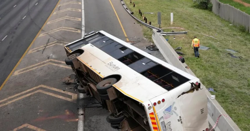 Pri havárii autobusu na juhu krajiny sa zranilo najmenej dvadsať ľudí