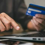 Pri nákupe cez internet z krajín mimo EÚ sa zavádza nový poplatok vo výške dva eurá