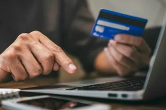 Pri nákupe cez internet z krajín mimo EÚ sa zavádza nový poplatok vo výške dva eurá