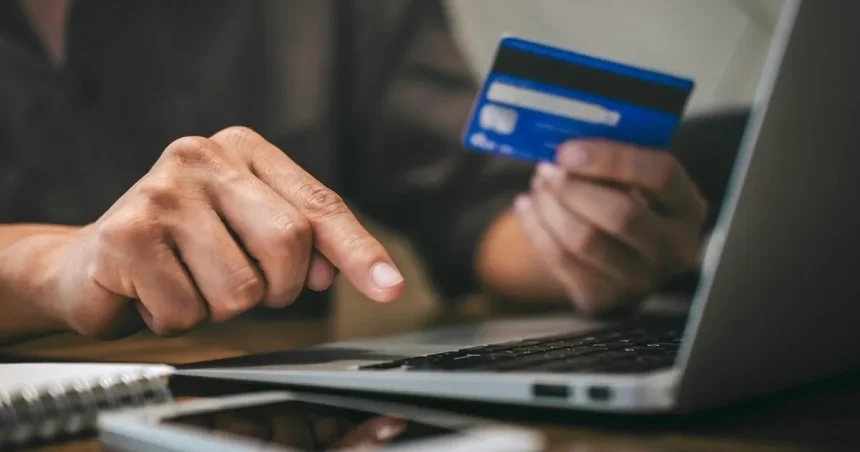 Pri nákupe cez internet z krajín mimo EÚ sa zavádza nový poplatok vo výške dva eurá